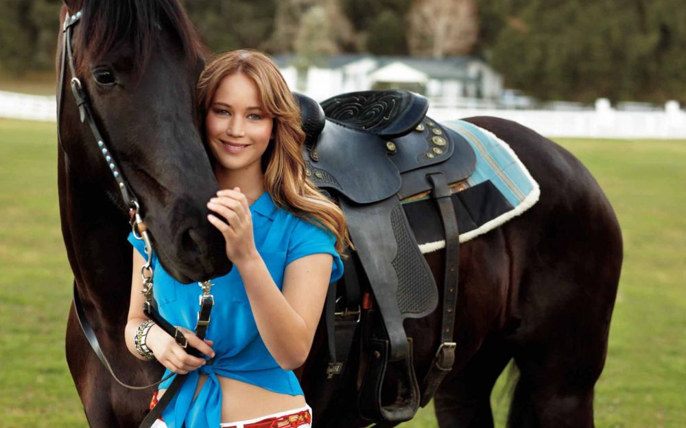 Jennifer-Lawrence-With-Horse.jpg